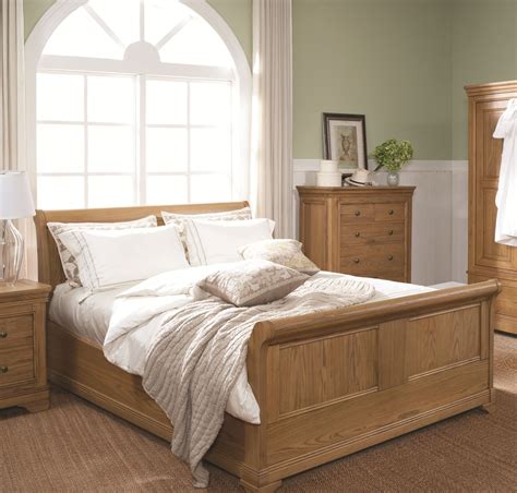 traditional oak bedroom furniture.